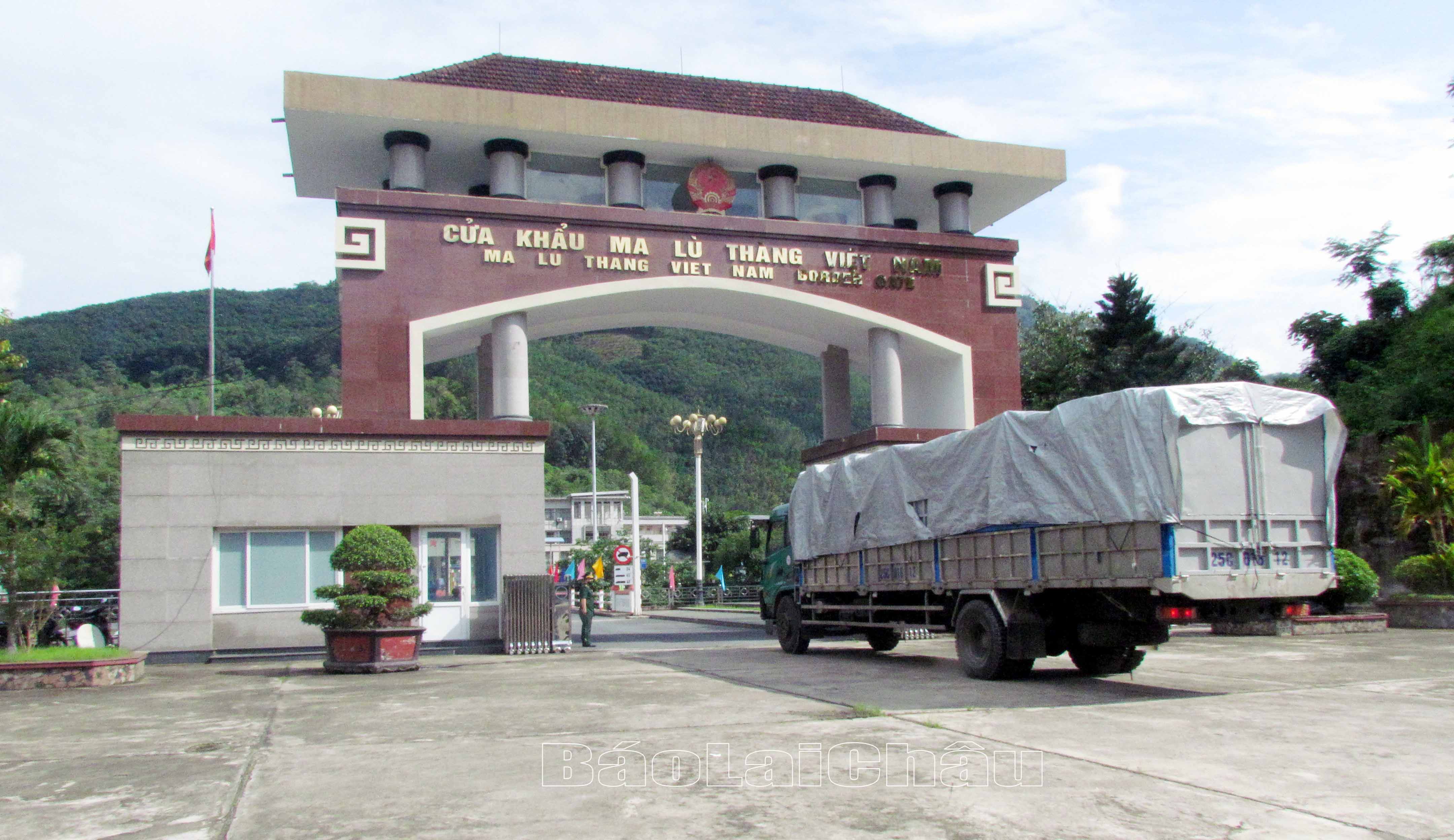 Những chuyến xe đầu tiên xuất khẩu hạt tiêu, mực khô sang thị trường Trung Quốc.